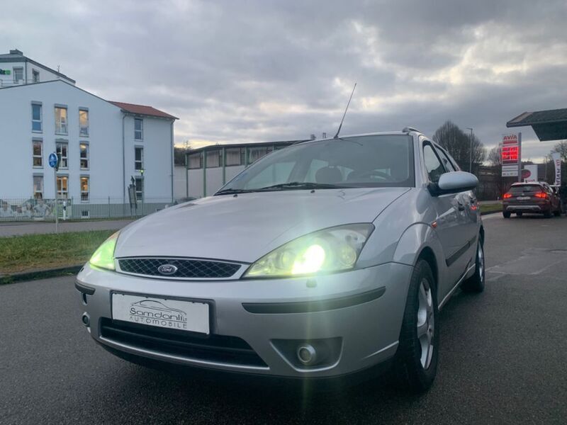 Silber Gebraucht 2003 Ford Focus Ghia Kombi | 1.950 € - Bild 1/4