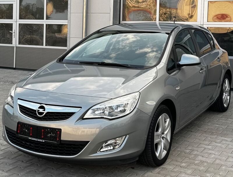 Silber Gebraucht 2011 Opel Astra Design Edition Limousine | 5.999 € (Fairer Preis) - Bild 1/4