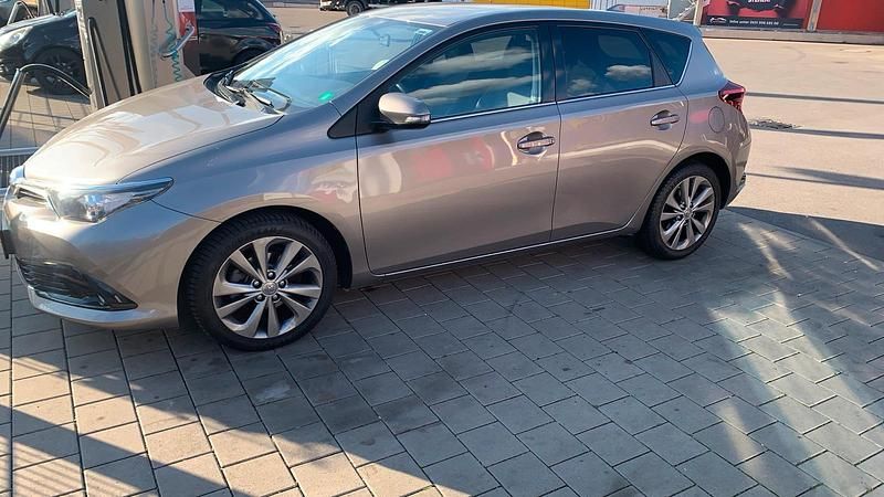 Braun Gebraucht 2016 Toyota Auris Limousine | 10.490 € (Fairer Preis) - Bild 1/4