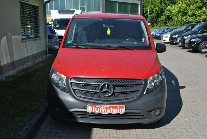 Rot Gebraucht 2022 Mercedes Vito Van / Kleinbus | 16.995 € (Guter Preis) - Bild 1/4