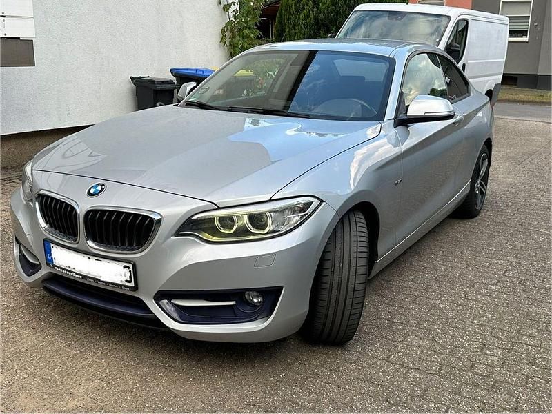 Silber Gebraucht 2015 BMW 220 Sport Line Coupé | 12.800 € (Fairer Preis) - Bild 1/4