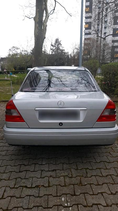 Gebraucht Mercedes C220 150 PS (110 kW) 1993 Silber Limousine