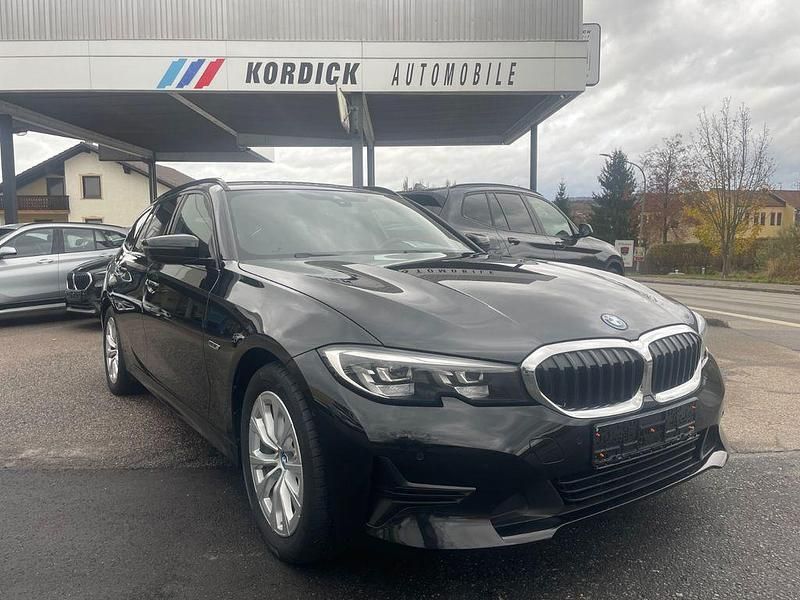 Schwarz ii uni (668) Gebraucht 2022 BMW 320e Shadowline Kombi | 24.900 € (Guter Preis) - Bild 1/4