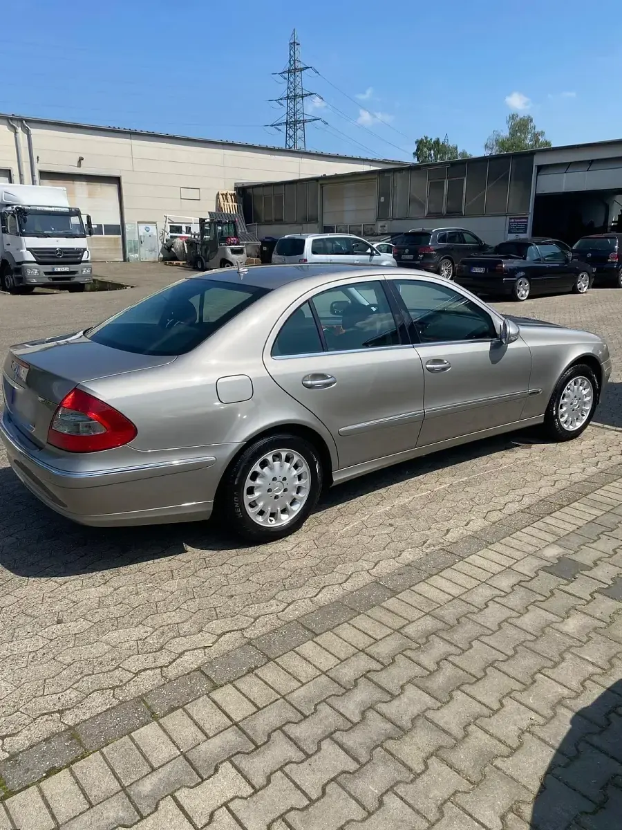 Usata Mercedes E200 184 CV (135 kW) 2006 Argento Berlina