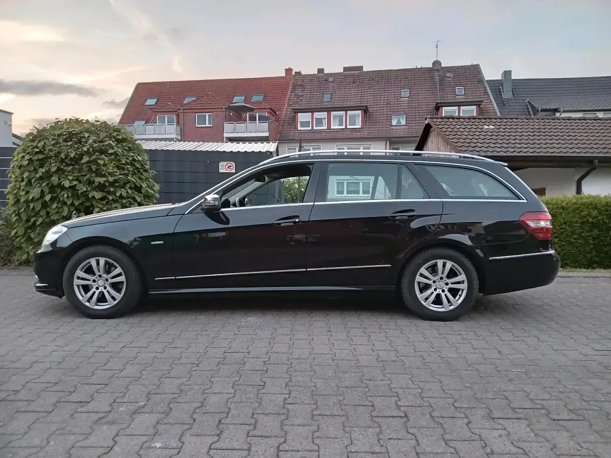 Gebraucht Mercedes E200 184 PS (135 kW) 2011 Schwarz Kombi