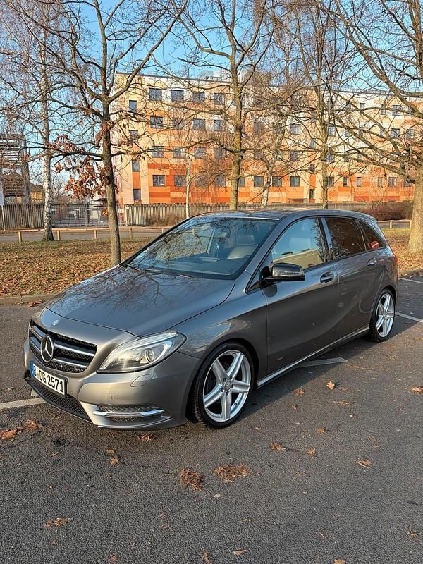 Grau Gebraucht 2013 Mercedes 180 Limousine | 9.800 € (Fairer Preis) - Bild 1/4