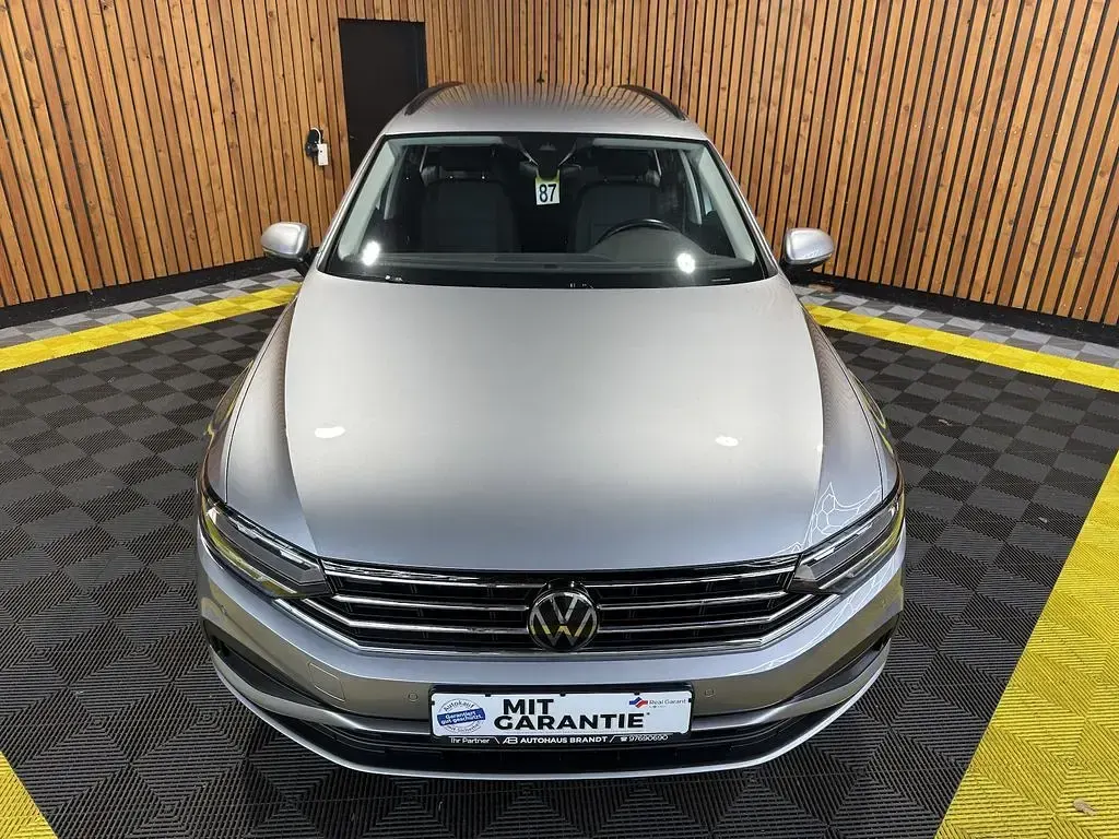 Gebraucht VW Passat 150 PS (110 kW) 2023 Silber Kombi