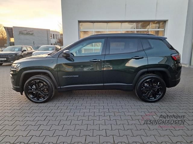 Neu Jeep Compass North 131 PS (96 kW) 2025 Gruen SUV