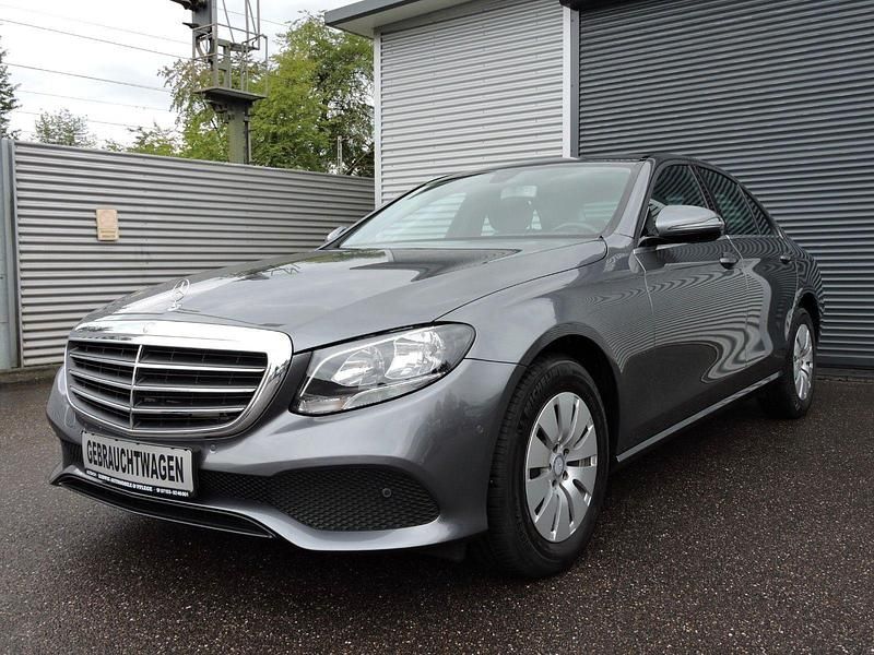 Grau Gebraucht 2016 Mercedes E200 Limousine | 20.800 € (Guter Preis) - Bild 1/4