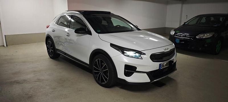 Weiß Gebraucht 2022 Kia XCeed Platinum SUV | 21.990 € (Etwas zu teuer) - Bild 1/4