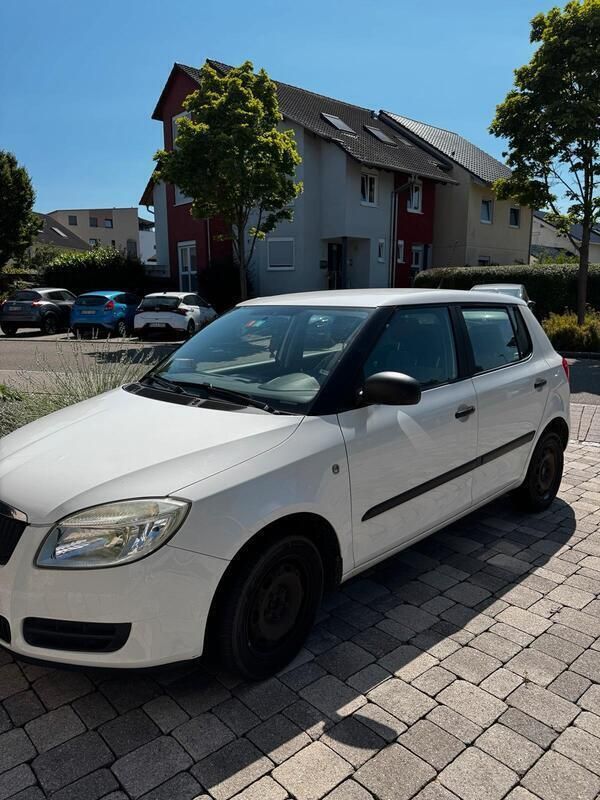 Weiß Gebraucht 2010 Skoda Fabia Limousine | 1.200 € (Superpreis) - Bild 1/4