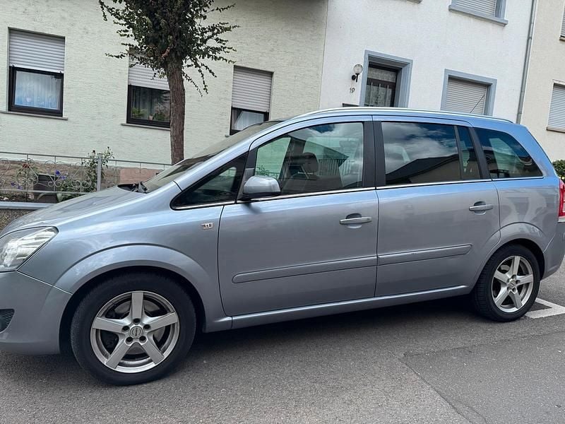 Grau Gebraucht 2009 Opel Zafira Van / Kleinbus | 3.500 € (Fairer Preis) - Bild 1/4