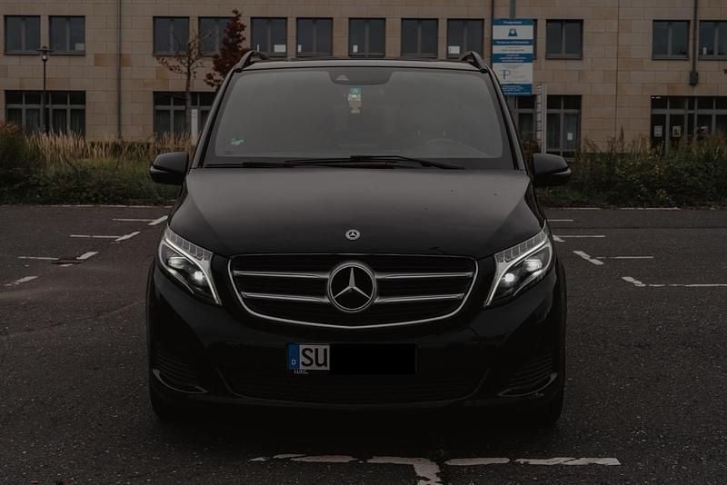 Schwarz Gebraucht 2018 Mercedes V220 Night Van / Kleinbus | 29.999 € (Guter Preis) - Bild 1/4