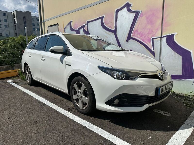 Weiß Gebraucht 2018 Toyota Auris Team Limousine | 17.900 € - Bild 1/4