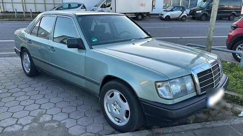 Gebraucht Mercedes E230 136 PS (100 kW) 1989 Grün Limousine