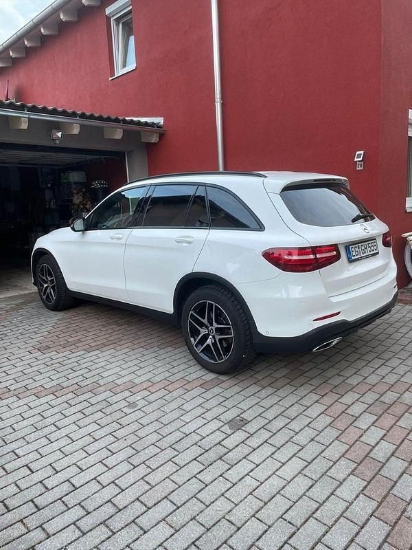 Weiß Gebraucht 2017 Mercedes GLC250 AMG line SUV | 24.800 € (Fairer Preis) - Bild 1/4