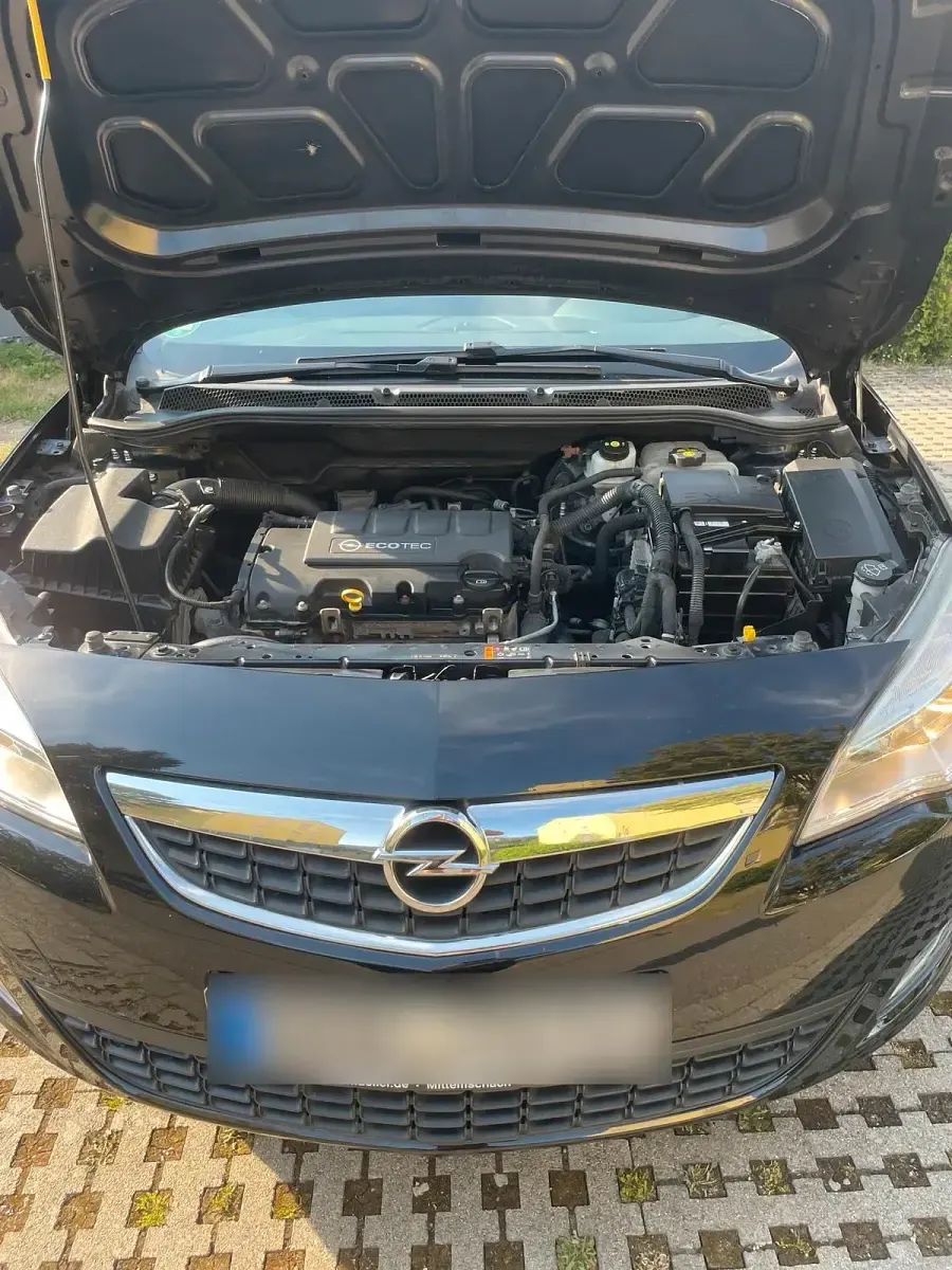 Gebraucht Opel Astra 101 PS (74 kW) 2011 Schwarz Limousine