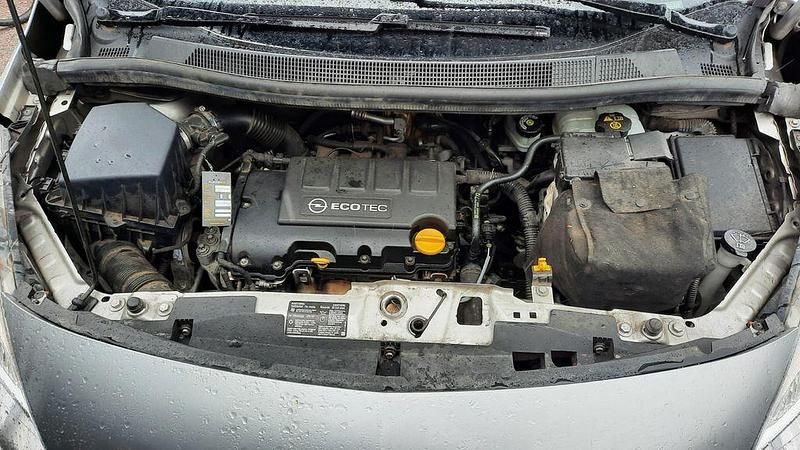 Gebraucht Opel Meriva Design Edition 101 PS (74 kW) 2011 Silber Van / Kleinbus