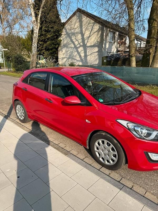 Gebraucht Hyundai i30 99 PS (72 kW) 2013 Rot Limousine