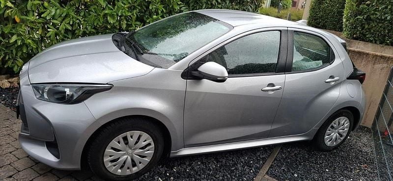 Silber Gebraucht 2021 Toyota Yaris Hybrid Team Kleinwagen | 19.300 € (Fairer Preis) - Bild 1/1