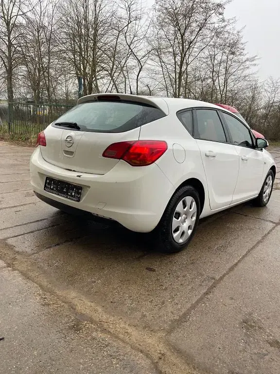 Gebraucht Opel Astra Edition 116 PS (85 kW) 2010 Weiß Limousine