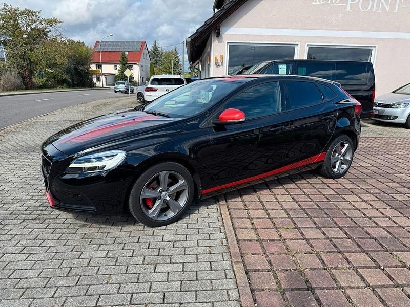 Schwarz Gebraucht 2019 Volvo V40 Momentum Kombi | 16.500 € (Fairer Preis) - Bild 1/4