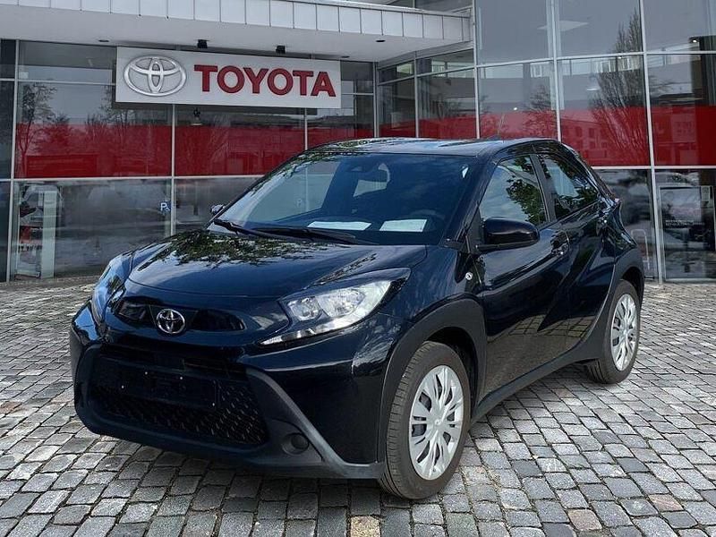 Black mica / ink Gebraucht 2024 Toyota Aygo Business Edition Kleinwagen | 15.890 € (Fairer Preis) - Bild 1/4