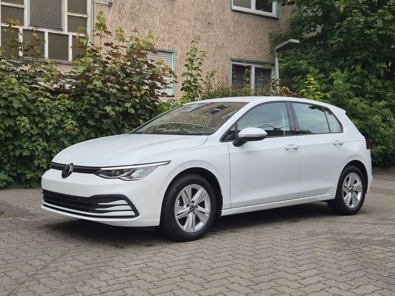 Weiß Gebraucht 2022 VW Golf VIII Life Limousine | 22.300 € (Guter Preis) - Bild 1/4