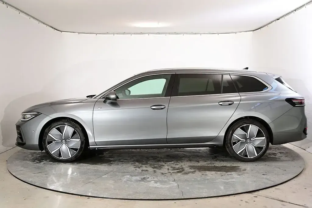 Gebraucht VW Passat R-line 265 PS (194 kW) 2026 Grau Kombi