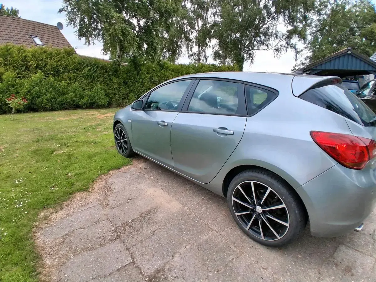 Gebraucht Opel Astra 120 PS (88 kW) 2011 Grau Kleinwagen