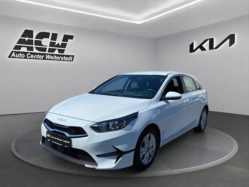 Weiß Gebraucht 2023 Kia Ceed 4 Limousine | 21.477 € (Superpreis) - Bild 1/4