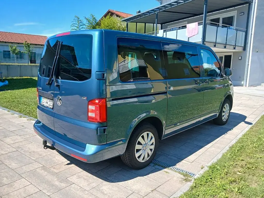 Gebraucht VW Multivan 150 PS (110 kW) 2018 Grün Van / Kleinbus
