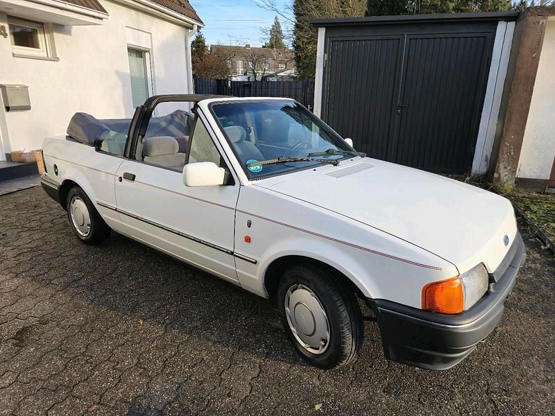 Gebraucht Ford Escort Cabriolet Ghia 73 PS (53 kW) 1990 Weiß Cabrio