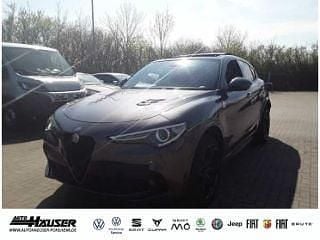Grau Gebraucht 2022 Alfa Romeo Stelvio Quadrifoglio SUV | 53.895 € (Fairer Preis) - Bild 1/4