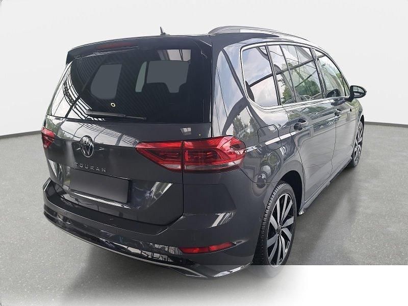 Gebraucht VW Touran Highline 150 PS (110 kW) 2024 Metallic Van / Kleinbus