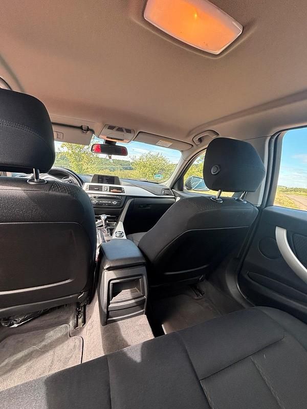 Gebraucht BMW 318 143 PS (105 kW) 2012 Grau Limousine