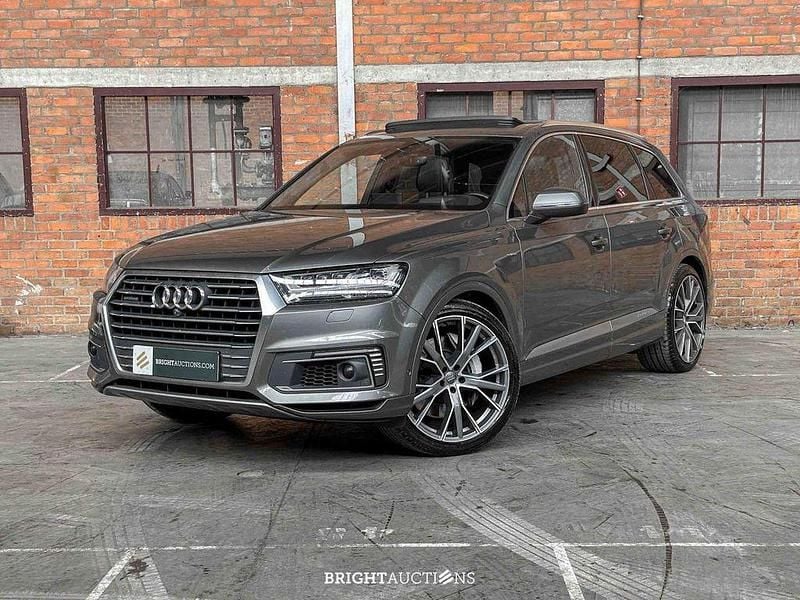 Grau Gebraucht 2016 Audi Q7 Sport SUV | 25.975 € (Superpreis) - Bild 1/4