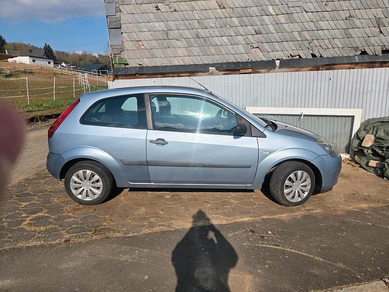 Gebraucht Ford Fiesta 67 PS (49 kW) 2007 Blau Kleinwagen