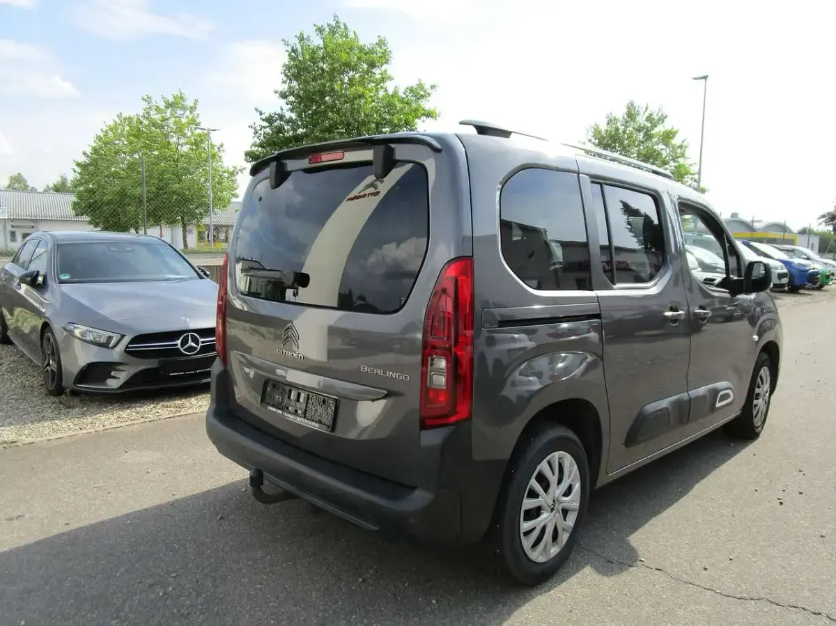 Gebraucht Citroën Berlingo Feel 131 PS (96 kW) 2023 Lackierung platiniumgrau Van / Kleinbus