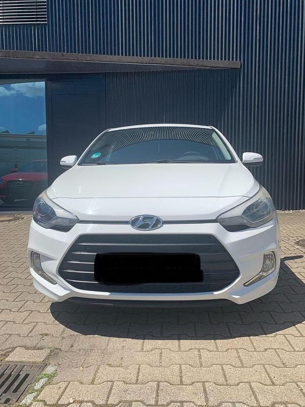 Weiß Gebraucht 2015 Hyundai i20 Trend Coupé | 6.750 € (Fairer Preis) - Bild 1/4