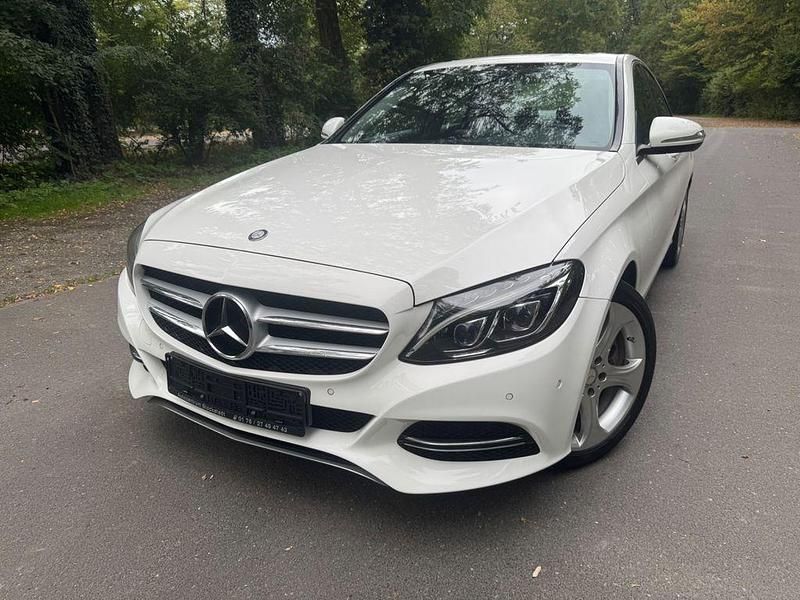 Weiß Gebraucht 2015 Mercedes C300e Avantgarde Limousine | 16.990 € (Fairer Preis) - Bild 1/4