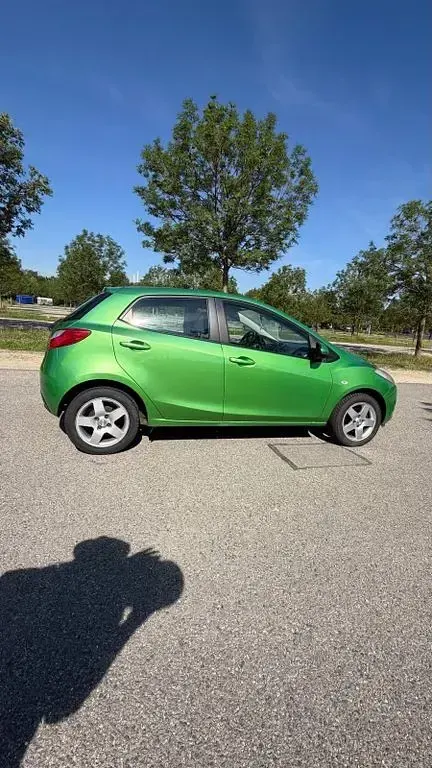 Gebraucht Mazda 2 75 PS (55 kW) 2009 Grün Kleinwagen