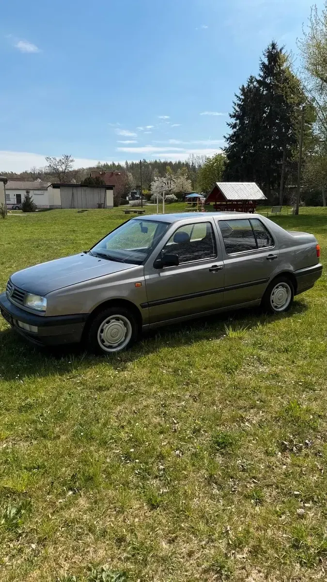 Brugt VW Vento 75 HK (55 kW) 1993 Grå Sedan