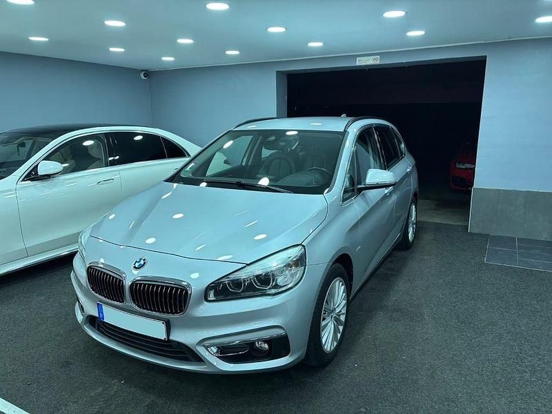 Silber Gebraucht 2016 BMW 218 Active Tourer Luxury Line Van / Kleinbus | 8.990 € (Superpreis) - Bild 1/4