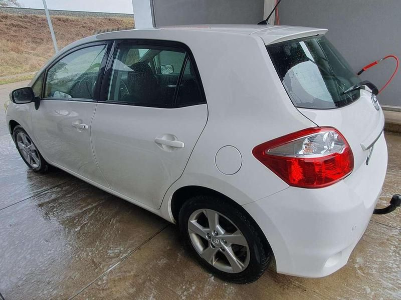 Gebraucht Toyota Auris 103 PS (75 kW) 2011 Weiß Kleinwagen