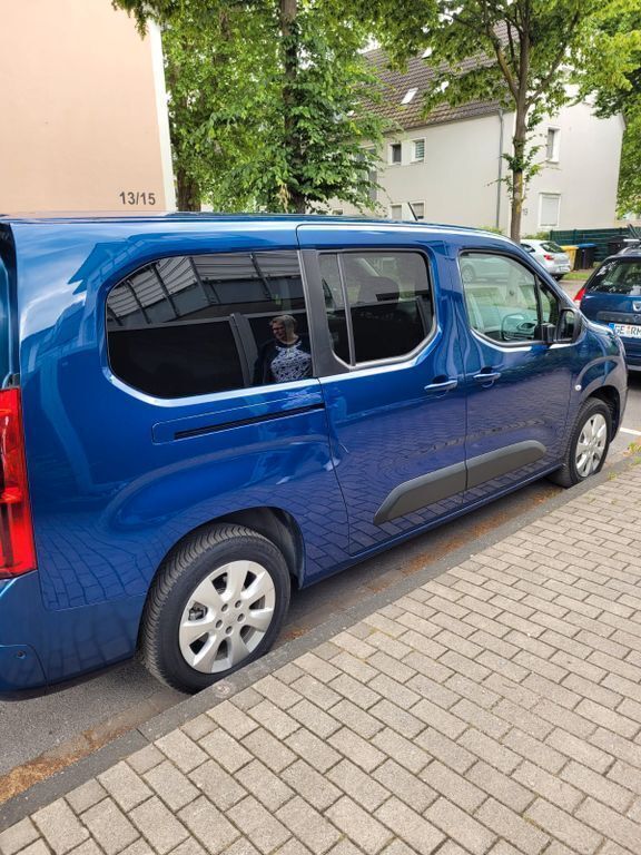 Blau Gebraucht 2022 Opel Combo-e Life XL Elegance Van / Kleinbus | 19.100 € - Bild 1/4