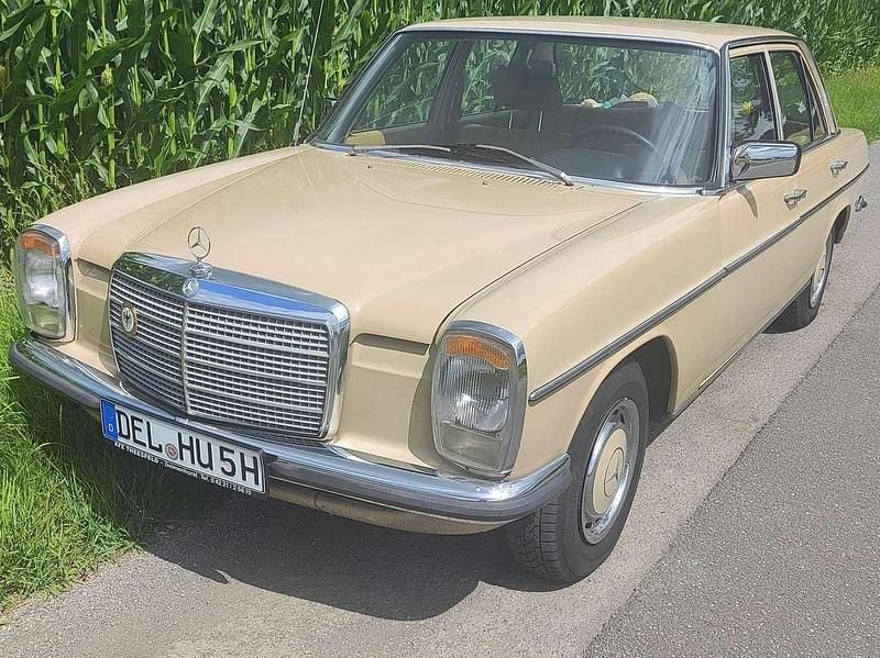 Beige Gebraucht 1974 Mercedes W114 Limousine | 18.990 € - Bild 1/4