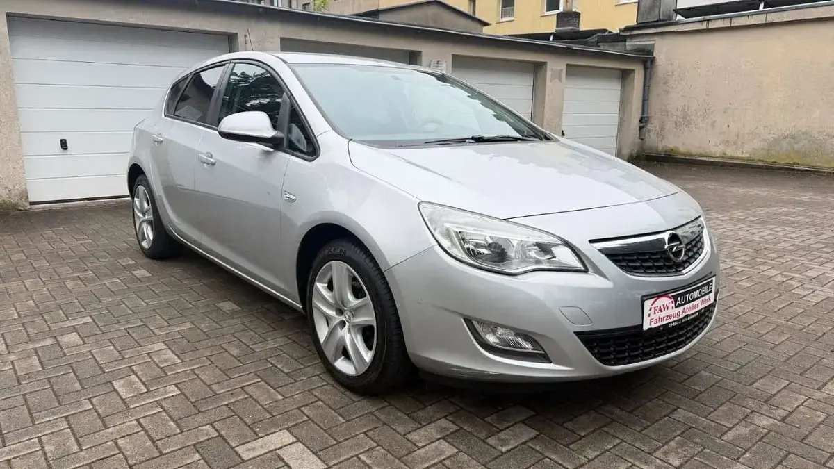 Gebraucht Opel Astra Edition 120 PS (88 kW) 2010 Silber Kleinwagen
