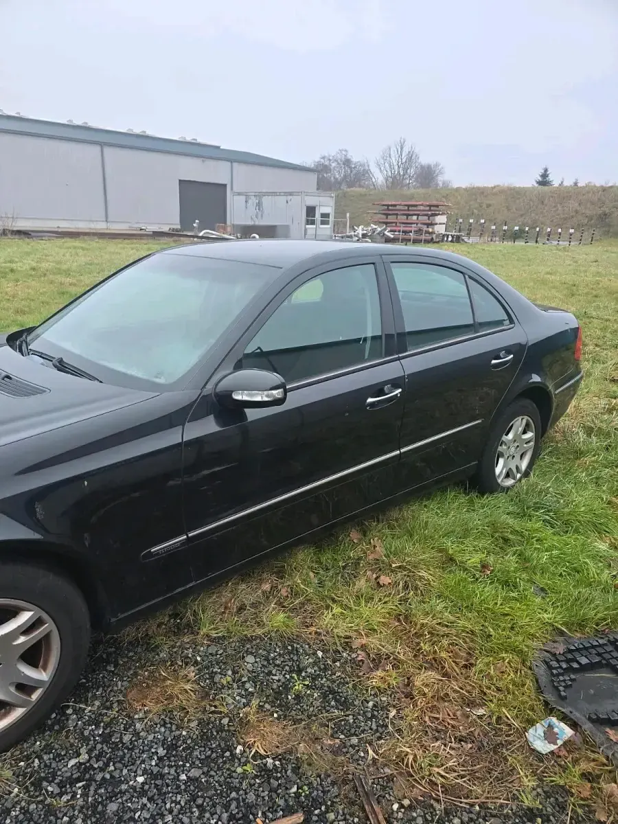 Usado Mercedes E220 150 CV (110 kW) 2004 Negro Berlina