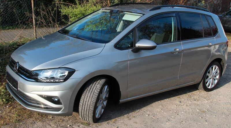 Beige Gebraucht 2018 VW Golf Sportsvan Comfortline Van / Kleinbus | 13.490 € (Superpreis) - Bild 1/4